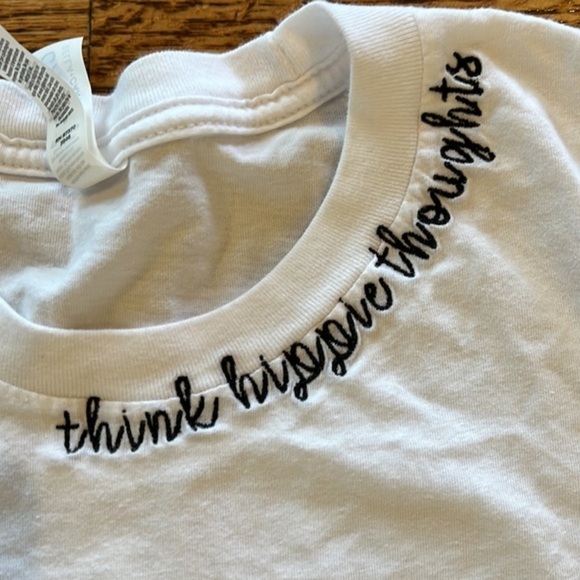 WHITE CLASSIC COTTON TEE - ‘THINK HIPPIE THOUGHTS’ EMBROIDERED- SIZE M - Picture 4 of 7